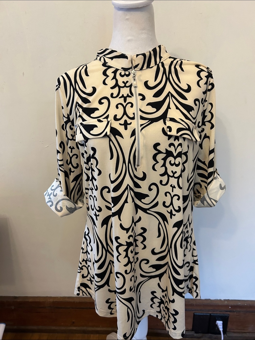 Bepei Black & Cream Patterned Zip-Front blouse Size L EUC
